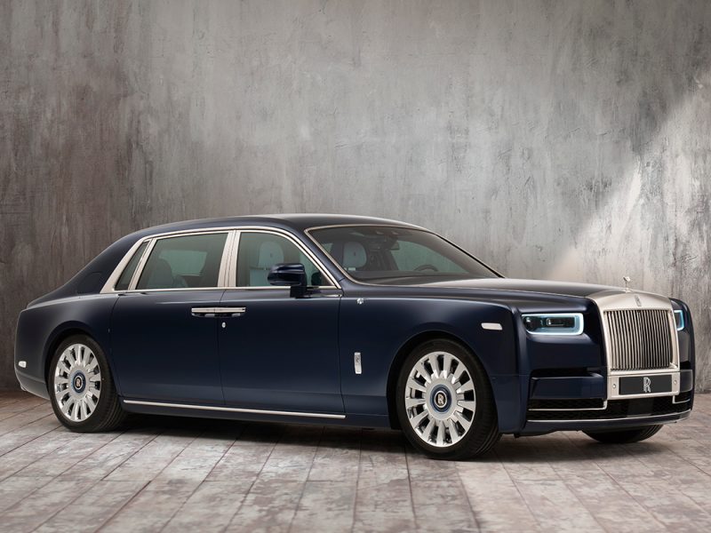 سيارة فاخرة على طريق ليلي